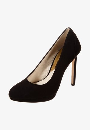 Escarpin en daim noir à talon haut avec un bout pointu, un design élégant et un talon fin. La doublure intérieure présente une texture lisse et contrastée.