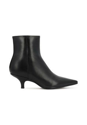 Bottine en cuir noir avec bout pointu et petit talon kitten, surface lisse, vue de côté sur fond blanc.
