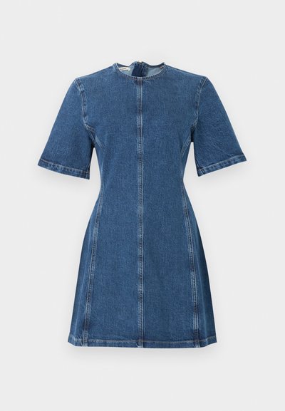 Κοντό μπλε φόρεμα από τζιν με κοντά μανίκια, εφαρμοστή μέση και ορατές κάθετες και οριζόντιες ραφές σε απλό φόντο.