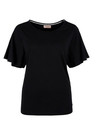 Černý top s krátkým rukávem vyrobený z měkké látky, s kulatým výstřihem a volánkovými rukávy. Má dekorativní lem kolem výstřihu.