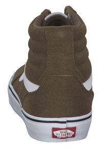 Zapatillas altas de ante marrón con una franja lateral de cuero blanco, suela de goma y cuello acolchado. Presenta el logo de Vans en el talón.
