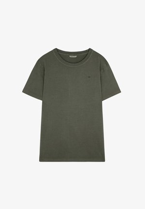 Tricou simplu, de culoare verde închis, cu mânecă scurtă și guler rotund, având un mic logo brodat pe pieptul stâng.