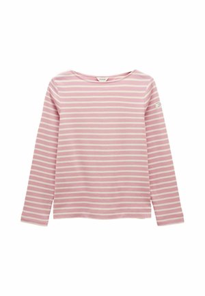 Koszula z długim rękawem w różowo-białe poziome paski z małą naszywką z logo na lewym rękawie, ułożona na płasko na białym tle.