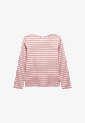 Koszula z długim rękawem w różowo-białe poziome paski z małą naszywką z logo na lewym rękawie, ułożona na płasko na białym tle.