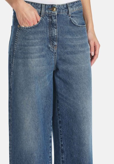 Svijetloplave traperice širokih nogavica s visokim strukom, prednjim džepovima, suptilnim blijeđenjem i klasičnim zatvaračem na kopčanje.