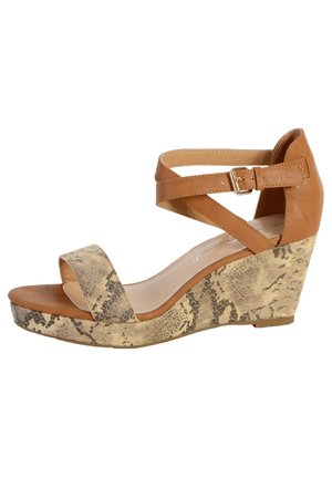 Sandalo con zeppa in pelle marrone, dotato di una piattaforma con motivo a serpente testurizzato e di una cinghia regolabile alla caviglia. Design open toe.