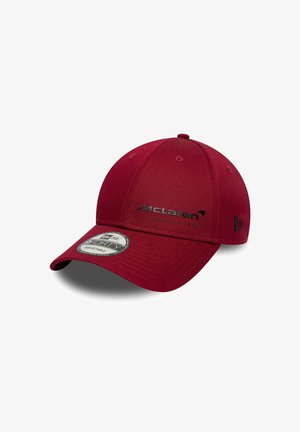 Bordowa regulowana czapka baseballowa z haftowanym na czole logo McLaren w czerni oraz naklejką New Era na zakrzywionym daszku.