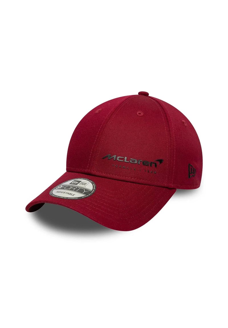 Bordowa regulowana czapka baseballowa z haftowanym na czole logo McLaren w czerni oraz naklejką New Era na zakrzywionym daszku.