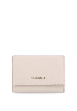 Portafoglio in pelle rosa pallido con finitura testurizzata, dotato di logo dorato, design semplice a pieghe e bordi cuciti.