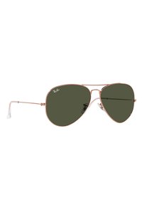 Occhiali da sole Ray-Ban modello aviator con lenti verdi e montatura in metallo rosé. Caratteristiche includono un doppio ponte e terminali trasparenti.