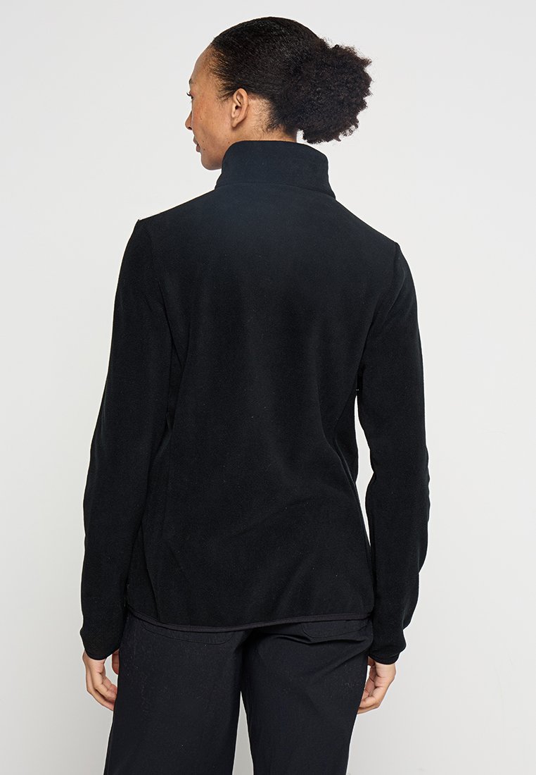 Schwarze Fleecejacke mit hohem Kragen und langen Ärmeln. Glatte Textur, taillierter Schnitt und ein subtiler Saum mit minimalen Nähten.