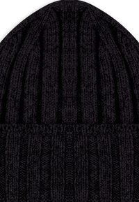 Cappello beanie nero lavorato a maglia con motivo a coste verticali e risvolto.
