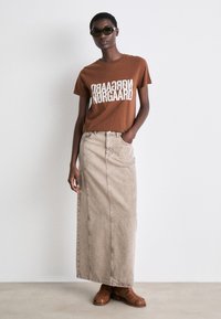 Mads Nørgaard SINGLE TRENDA TEE - Nyomott mintás póló - cambridge brown