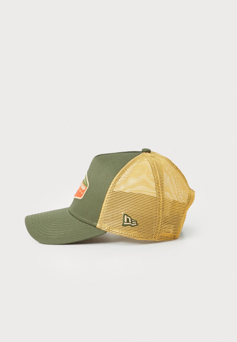 Olivengrønn caps med buet skjerm, gult nettingbakgrunn og en logopatch på fronten. Har strukturelt stoff og justerbar passform.