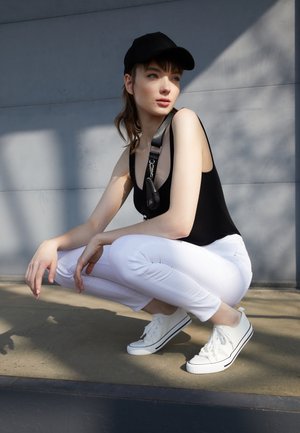 Trainers - white