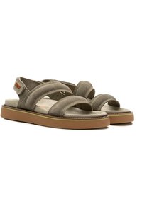 Bruine suède sandalen met kruislingse banden, open tenen en een gevoerd voetbed. Voorzien van een gestructureerde rubberen zool en een verstelbare hielband.
