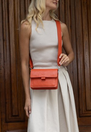 Gusti Leder, TRUDE - Umhängetasche - orange