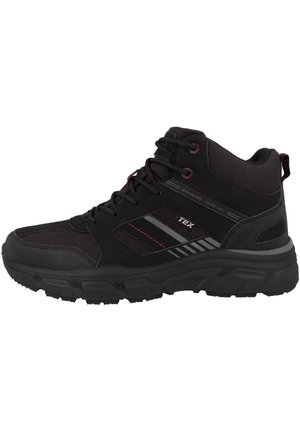 Czarny sneaker za kostkę z teksturowaną tkaniną, grubą podeszwą, sznurowaniem z przodu i detalami z logo na boku i języku.