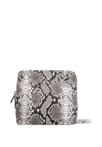 Borsa a tracolla con motivo di pelle di serpente in argento e nero; forma rettangolare con chiusura a zip e tracolla rimovibile. Include dettaglio del logo.