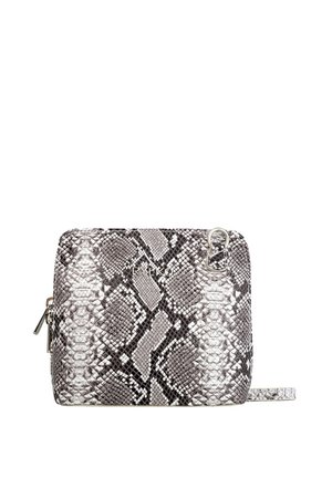 Schoudertas met slangenhuidpatroon in zilver en zwart; rechthoekige vorm met ritsclosure en een afneembare schouderband. Inclusief logo-detail.