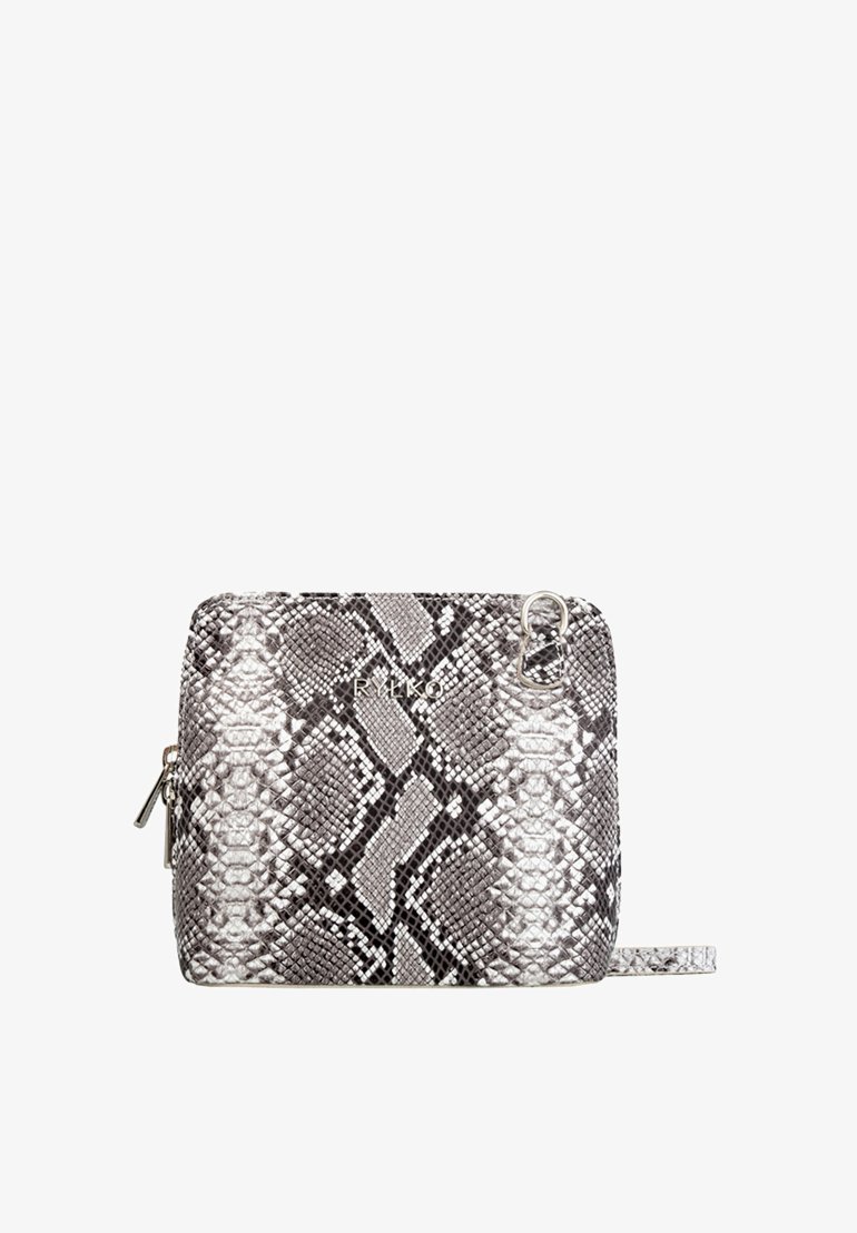 Sudrabaini un melni čūsku ādas raksts plecu soma; taisnstūra forma ar rāvējslēdzēja aizdari un noņemamu siksnu. Iekļauta logotipa detaļa.