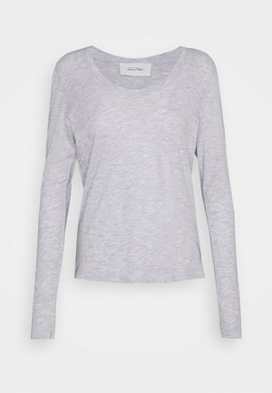 T-shirt gris à manches longues en tissu léger et texturé. Présente un col large et une coupe décontractée avec un ourlet droit.