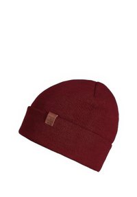 Burgunderfarbener Beanie mit gerippter Textur, ausgestattet mit einem umgeschlagenen Saum und einem braunen Lederlabel auf der Vorderseite.
