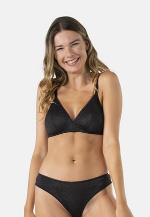 Bralette noir étincelant avec un design en V et des bretelles réglables, associé à un bas de bikini taille basse assorti. Texture lisse, matériel minimal.