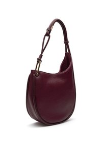 Borsa a tracolla in pelle bordeaux con forma curva, tracolla regolabile e dettagli in hardware dorato. Presenta una superficie testurizzata e un design senza soluzioni di continuità.