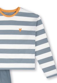 Gestreiftes Langarm-Shirt in Blau und Weiß, mit einem orangefarbenen Rundhalsausschnitt und einem kleinen orangefarbenen Herzakzent auf der Brust.