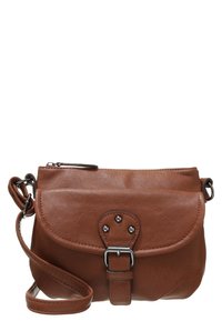 Brun fusk läder crossbody-väska med klaffstängning, silverfärgade detaljer och dekorativa nitar. Justerbar rem ingår.