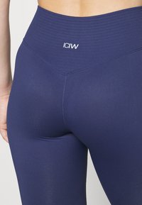 ICANIWILL DEFINE SEAMLESS V SHAPE  - Tajice - navy