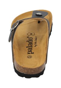Infradito piatte grigie con sottopiede in sughero, cinturino regolabile e accenti in metallo. La soletta presenta un logo impresso e una finitura in suede color terracotta.