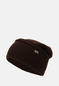 Brun strikket hue med ribbet tekstur, der har en fold-over manchet og et guldfarvet "MK" logo på siden.