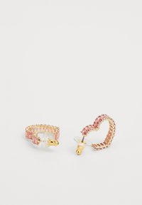 Auksinės spalvos auskarai su rožinės spalvos kristalų akcentais, turi širdies ir apvalią formą, su skaidriu pagrindu, užtikrinančiu saugų dėvėjimą.