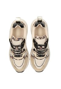 Beige sportieve sneakers met mesh, accenten van luipaardprint, details van zwart patentleer en zwarte veters. Dikke witte rubberen zool.