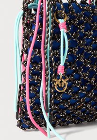 Mehrfarbige Tragetasche mit einem geflochtenen Design aus schwarzen, blauen, rosa und aquafarbenen Schnüren sowie einem goldenen Bienencharms als Akzent.