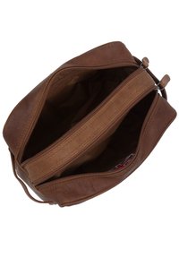 Borsa a tracolla in pelle marrone, con chiusura a zip, tasche interne e una texture liscia. La fodera interna è beige con un dettaglio del logo.