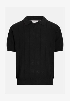 Polo noir en maille à manches courtes avec une texture côtelée verticale discrète, col plat et ourlet droit. Aucun bouton visible sur le devant.