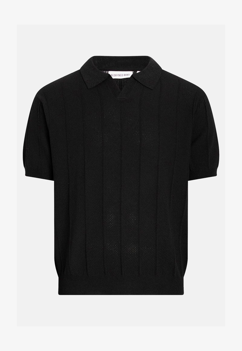 Polo noir en maille à manches courtes avec une texture côtelée verticale discrète, col plat et ourlet droit. Aucun bouton visible sur le devant.