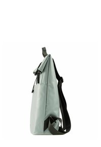 Zaino grigio chiaro realizzato in materiale impermeabile. Presenta spallacci neri regolabili, chiusura a rotolo e tasca esterna con zip.