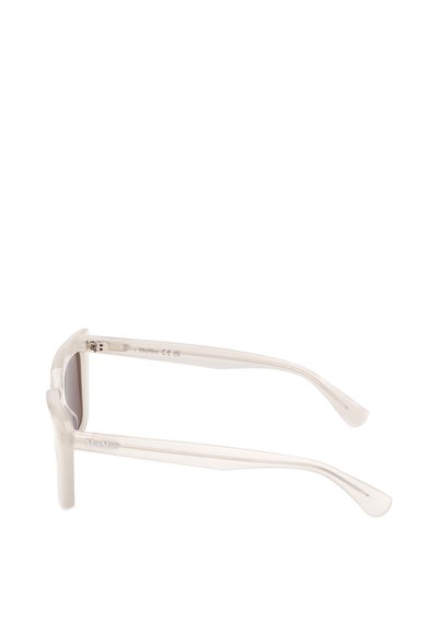 Gafas de sol transparentes con montura rectangular, lentes grises y varillas delgadas y rectas con un logo sutil en el lateral.