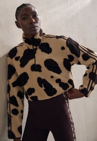 adidas Sportswear ESSENTIALS 3 STRIPES ANIMAL PRINT CROPPED QUARTER ZIP  - Felpa in pile - shadow brown/multicolor