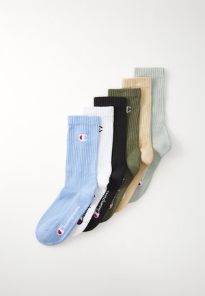 Šest parov rebrastih nogavic v modri, beli, črni, olivni, bež in zeleni barvi, z logotipom in mehko tkanino ter zaobljenim oblikovanjem prstov.