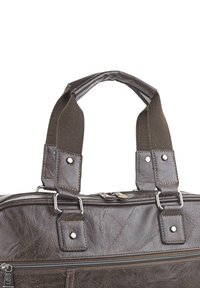 Bolso de cuero marrón con asas de tela oscura duales. Presenta herrajes metálicos y costuras contrastantes. Textura suave con un patrón sutil.