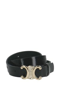 Zwarte leren riem met een glanzende afwerking, voorzien van een decoratieve gouden gesp in een halve maanvorm met kleine ingelegde steentjes.