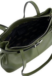 Olivově zelená kožená kabelka s texturovaným povrchem, vybavená zipovým uzávěrem, vnitřními kapsami a černou podšívkou s logem.