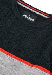 Strickpullover mit einem strukturierten schwarzen Muster, das einen grauen Abschnitt und orangefarbene Akzente aufweist. Runder Halsausschnitt und sichtbares Etikett.