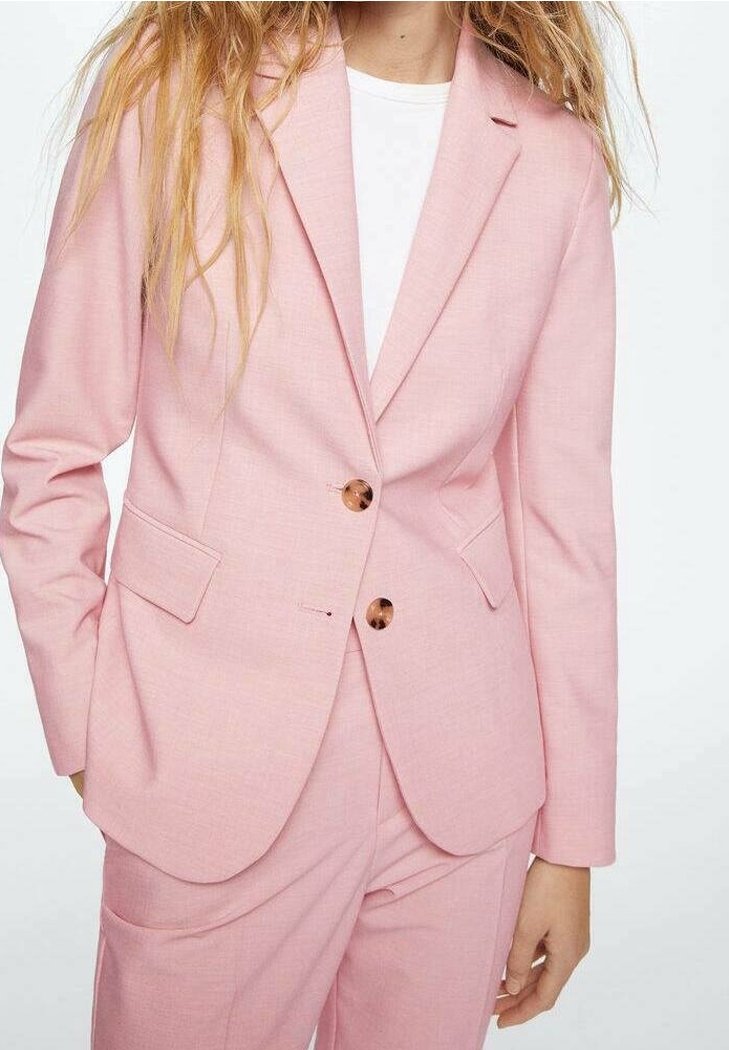 Jasnoróżowa marynarka wykonana z teksturowanej tkaniny, z dwoma przednimi kieszeniami, z klapą w kształcie notcha oraz dwoma okrągłymi guzikami jako elementy zapięcia.