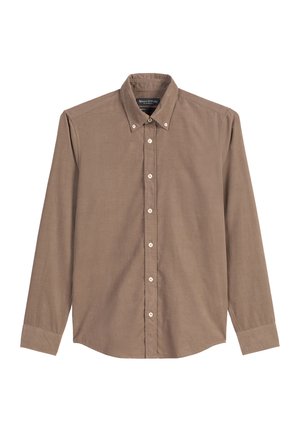 Brązowa koszula z długim rękawem, uszyta z miękkiego materiału, z kołnierzykiem na guziki i białymi guzikami wzdłuż listwy i mankietów.